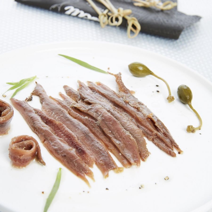 Filet d'anchois salé mariné dans l'huile de tournesol